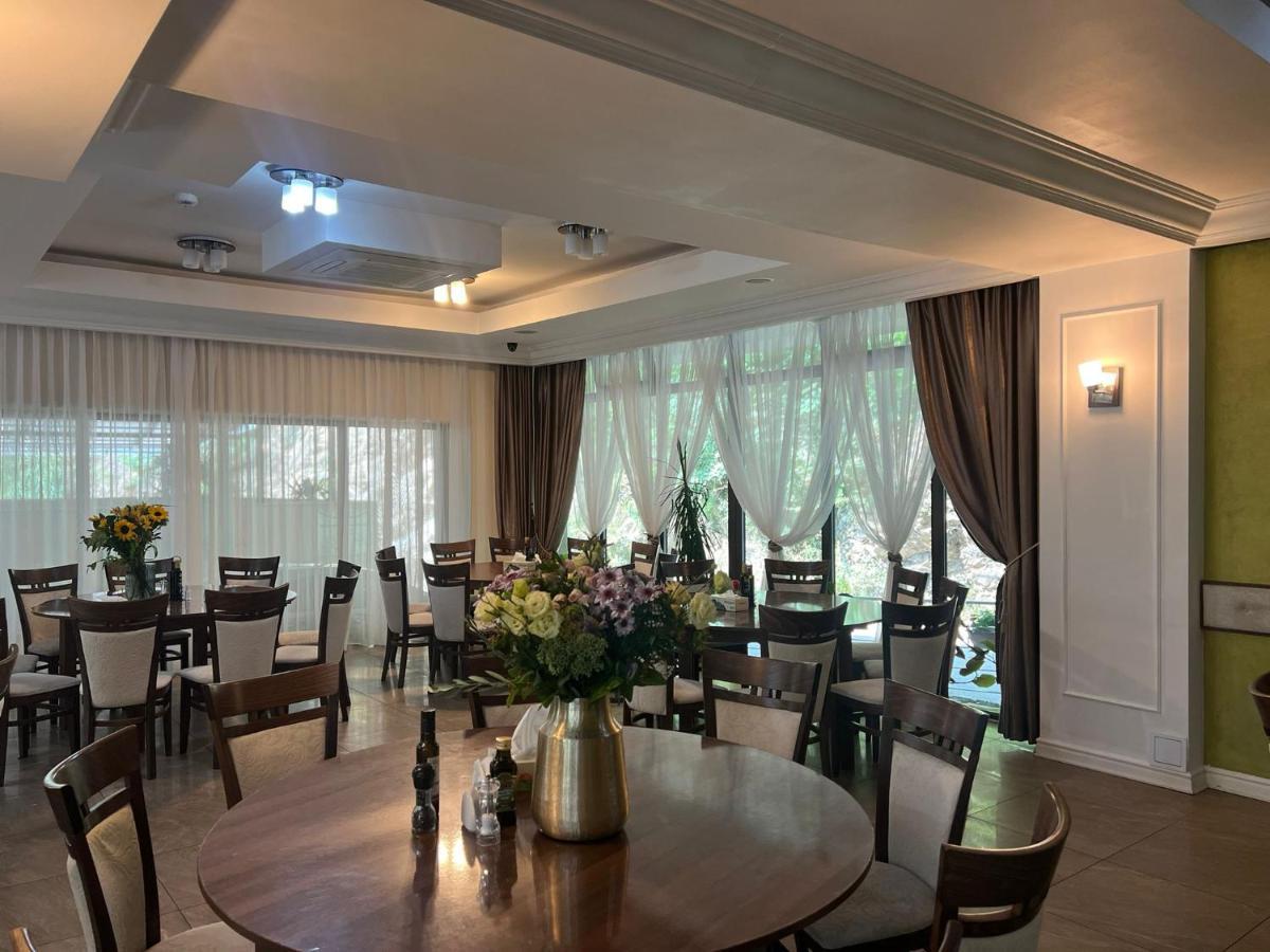 Hotel Holiday Maria Băile Herculane Eksteriør bilde