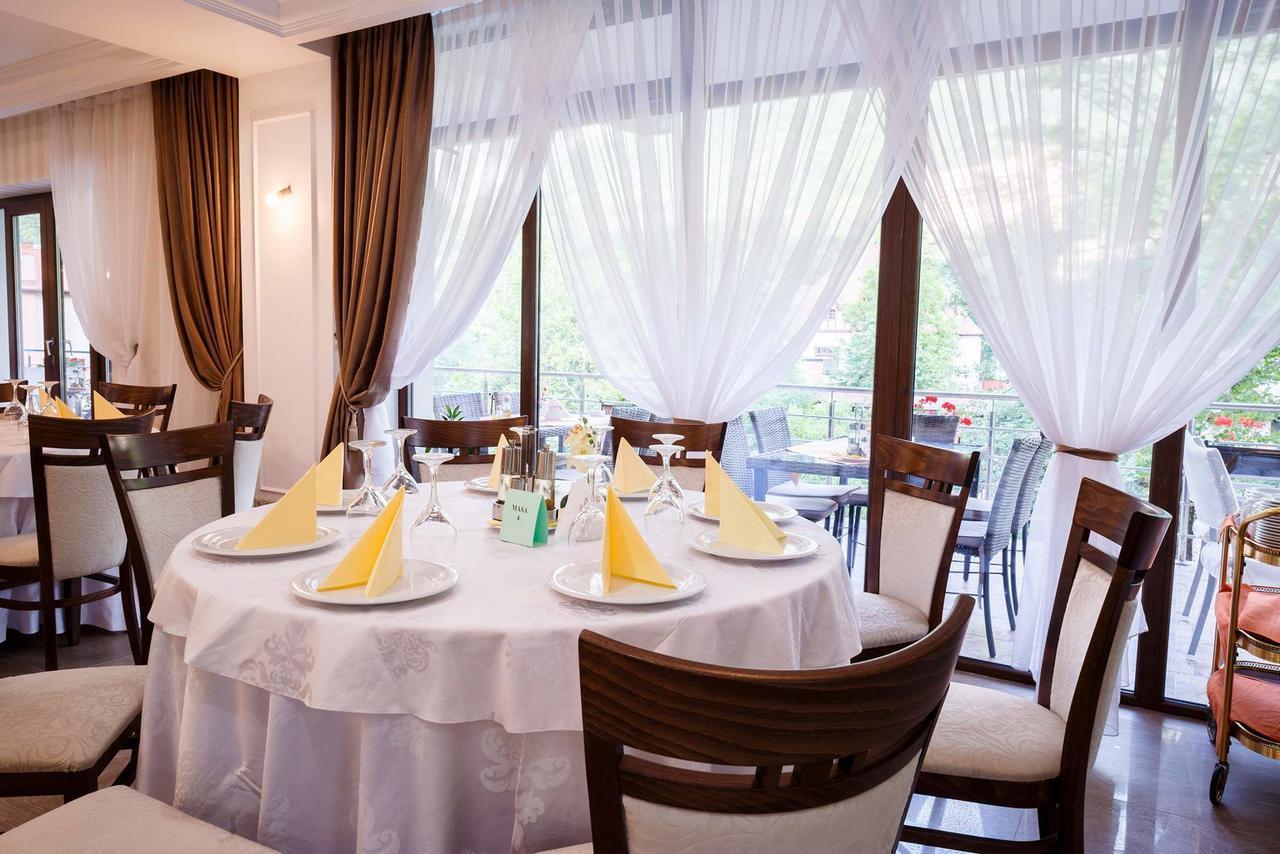 Hotel Holiday Maria Băile Herculane Eksteriør bilde